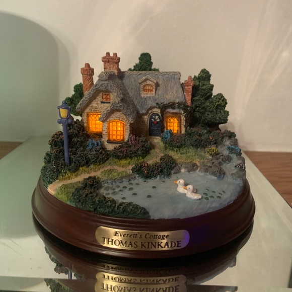 Thomas Kinkade Everett’s Cottage Light Up House - Picture 1 of 10